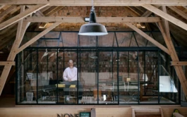 Florian Wagner in seinem Holzhandwerk-Atelier in Allershausen bei München