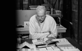 Florian Wagner studiert Farben und Materialmuster in seinem Atelier-Büro in Allershausen