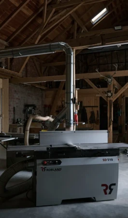 Holzmöbel entstehen mit modernsten Maschinen auch in Kooperation mit regionalen Fachbetrieben