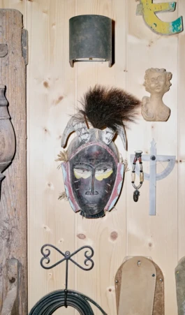 Sammlerstücke und Andenken aus Nah und Fern zieren das Atelier in Allershausen